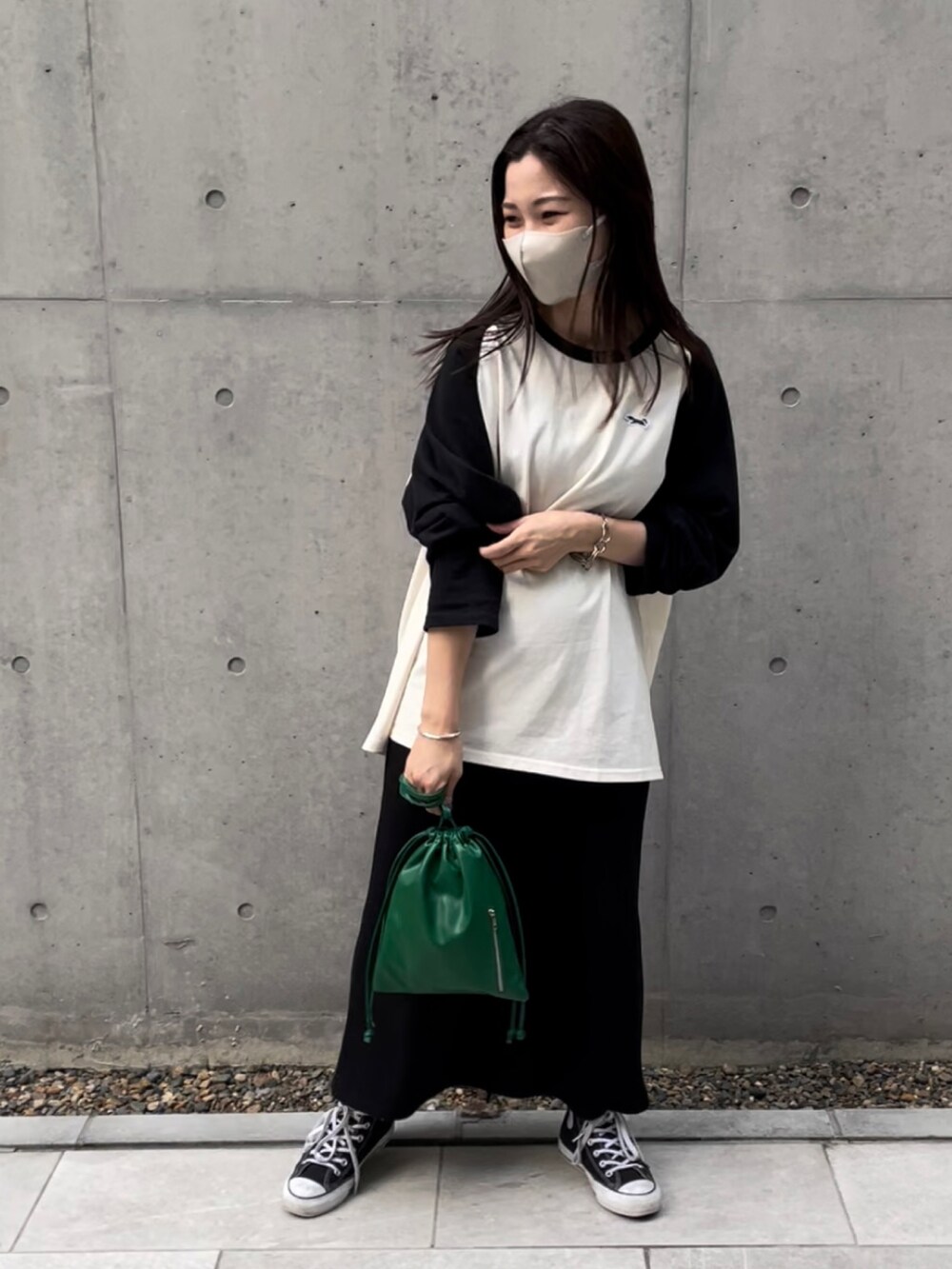 グリーン系のショルダーバッグ、ブラック系のTシャツ/カットソー、ブラック系のワンピースを着用したレディースの秋コーディネートの2枚目の写真