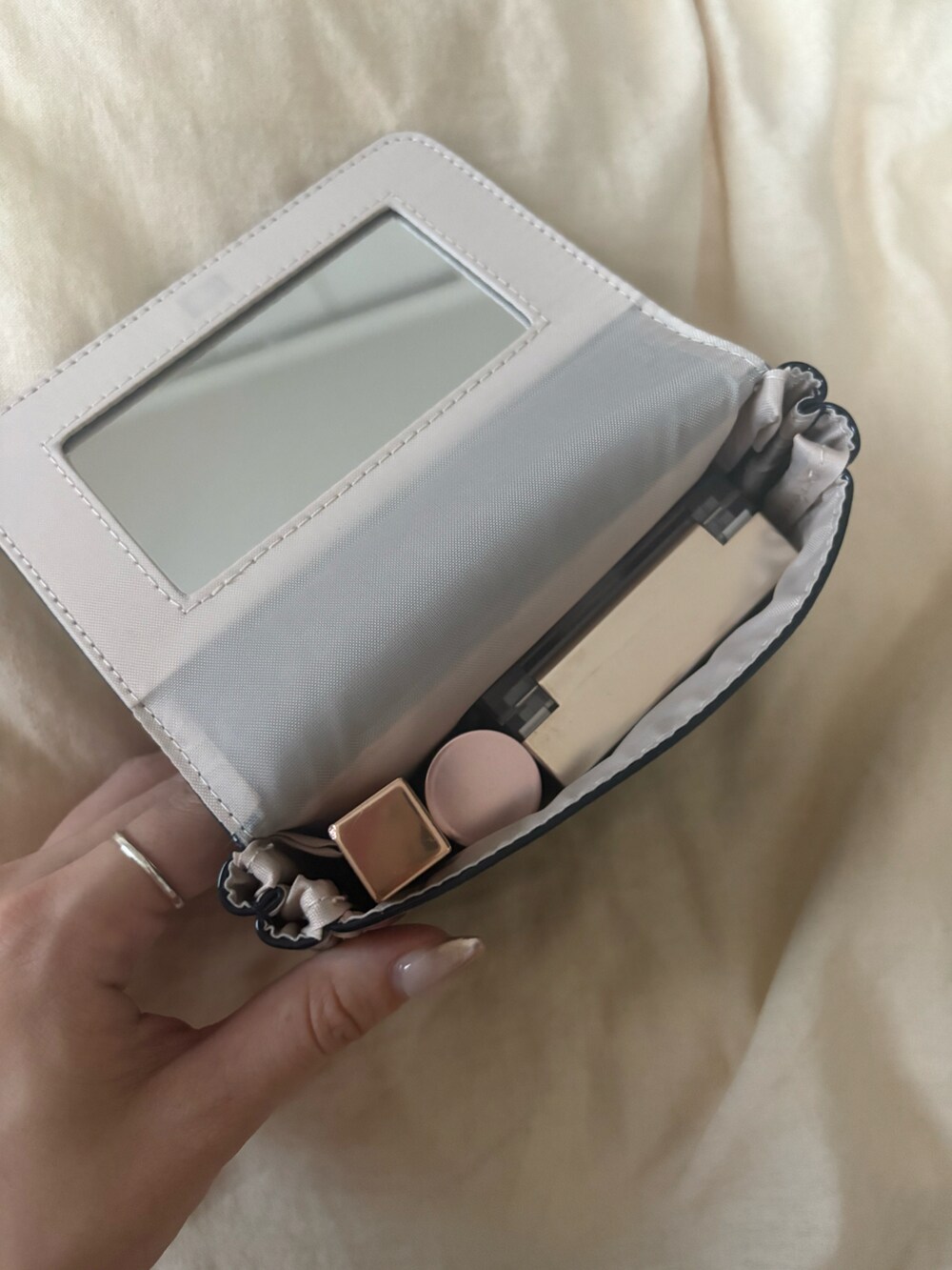 ブルー系のポーチを着用したレディースの夏コーディネートの3枚目の写真