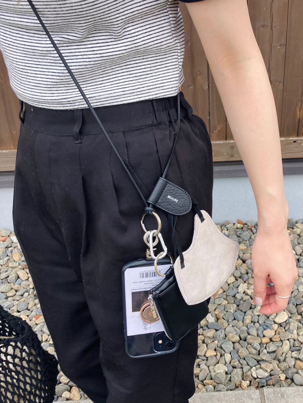 ブラック系のその他パンツ、ホワイト系のTシャツ/カットソー、ホワイト系のスニーカーを着用したレディースの春コーディネートの3枚目の写真