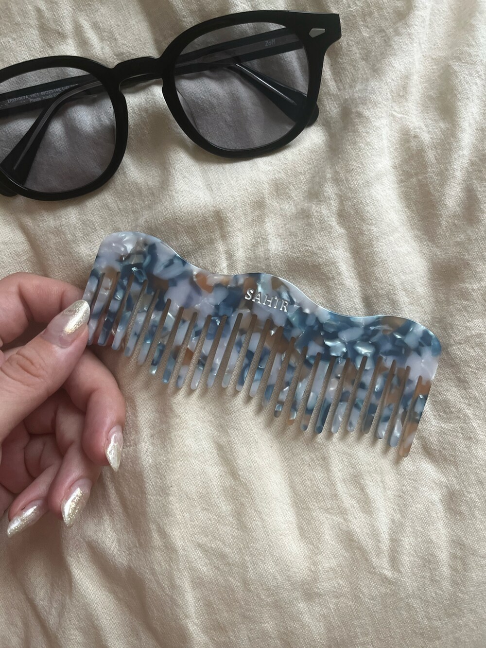 ブルー系のヘアオイル/ヘアミルク、その他の香水、ホワイト系のハンドケア/ハンドクリームを着用したレディースの夏コーディネートの3枚目の写真