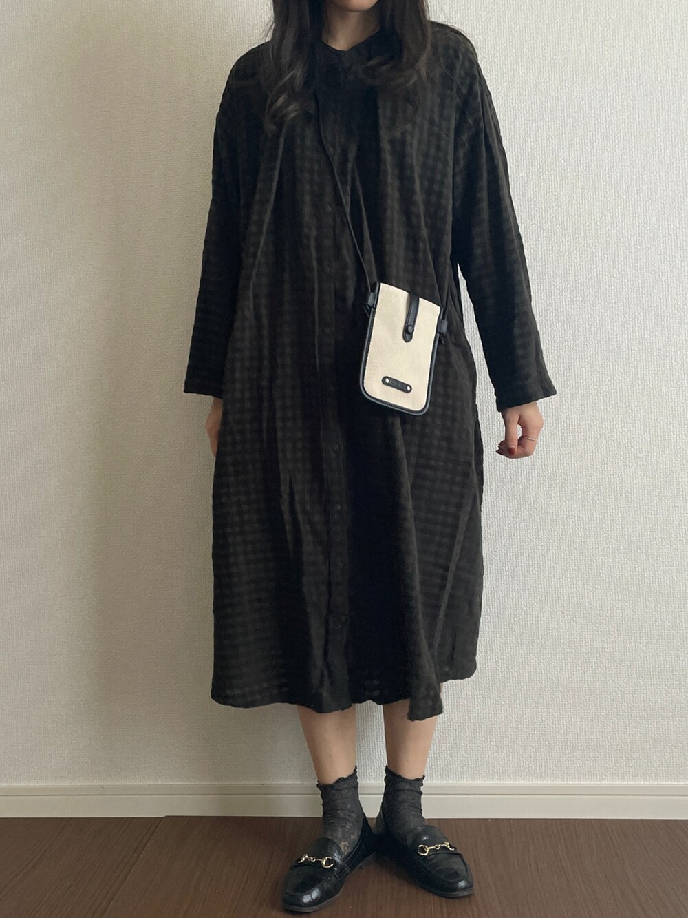 グリーン系のワンピース/ドレス、ブラック系のショルダーバッグ、ブラック系のローファーを着用したレディースの冬コーディネートの2枚目の写真