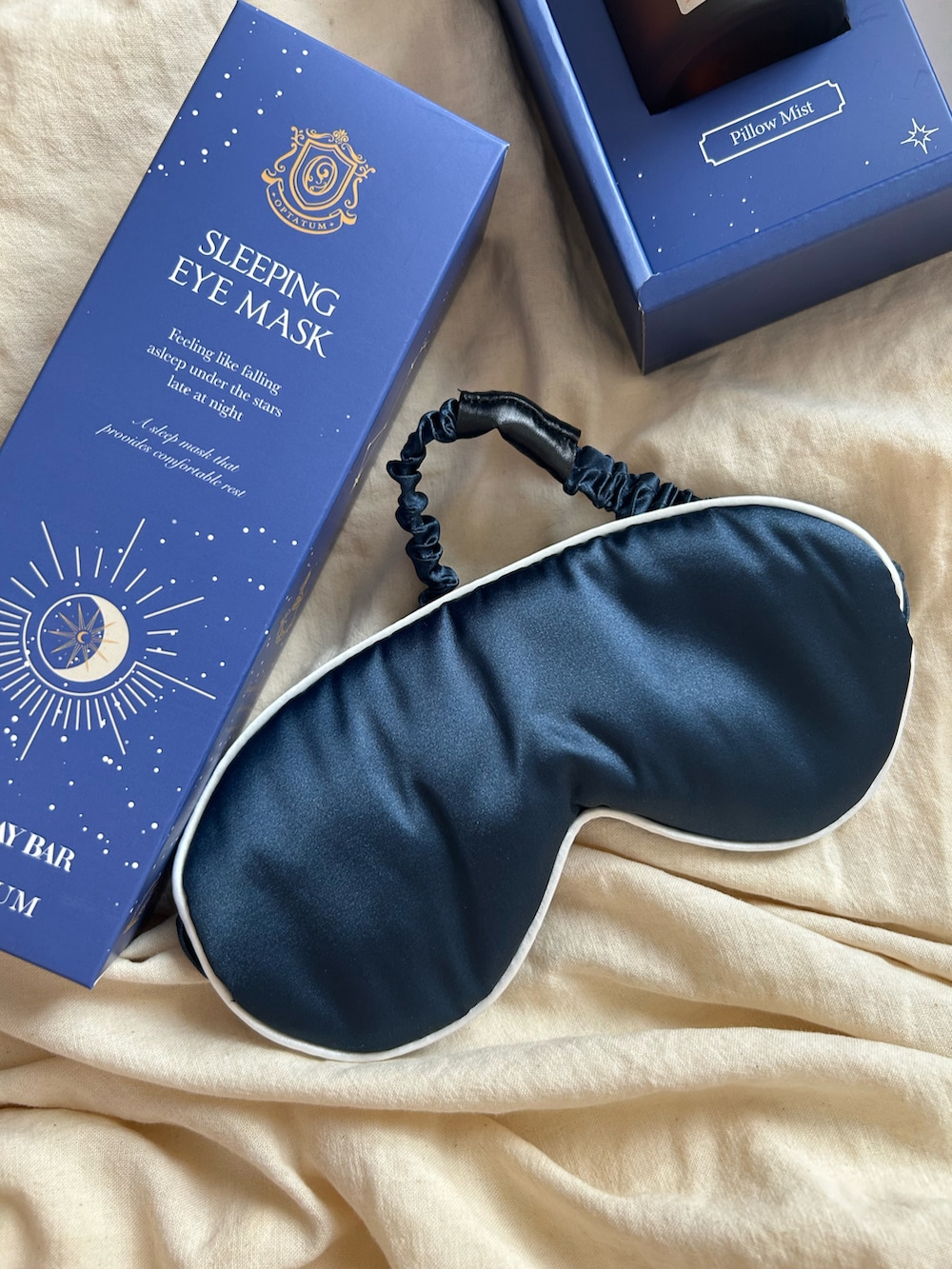 ブルー系のルームフレグランス/お香を着用したレディースの秋コーディネートの3枚目の写真