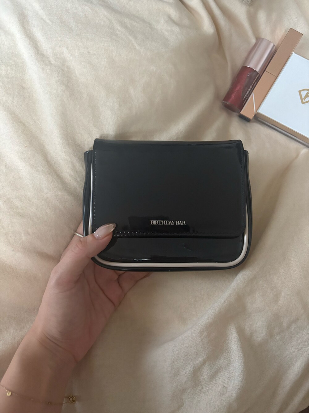 ブルー系のポーチを着用したレディースの夏コーディネートの4枚目の写真