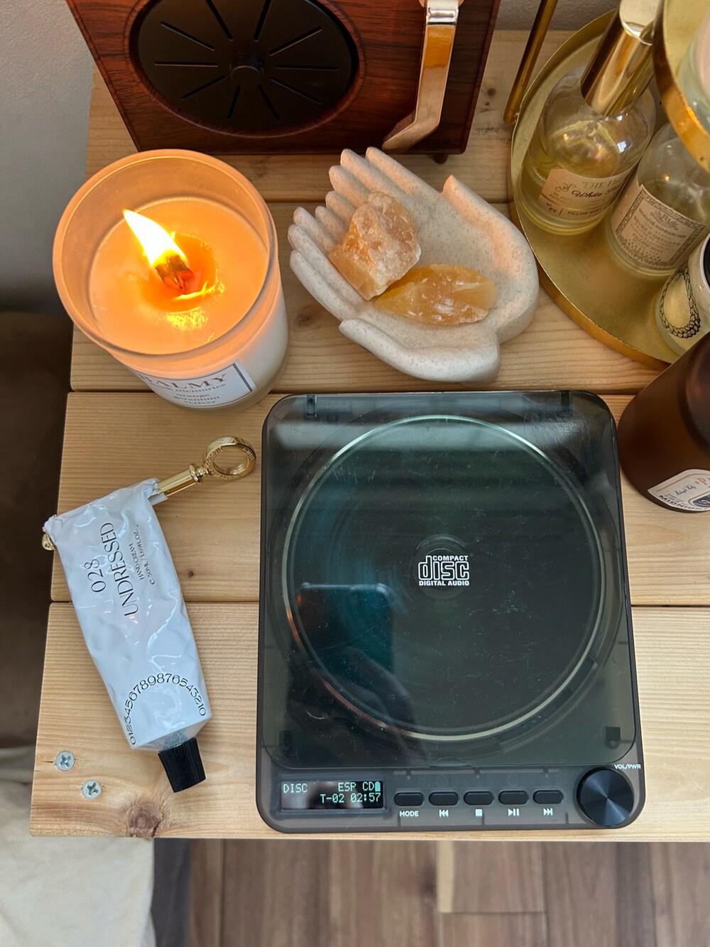 グレー系の生活家電、レッド系のハンドケア/ハンドクリーム、オレンジ系のルームフレグランス/お香を着用したレディースの春コーディネートの2枚目の写真