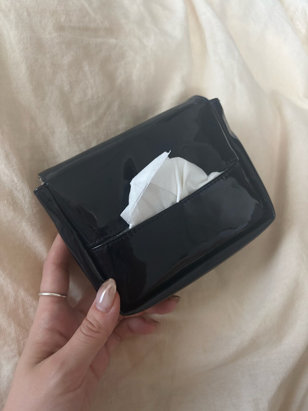 ブルー系のポーチを着用したレディースの夏コーディネートの5枚目の写真