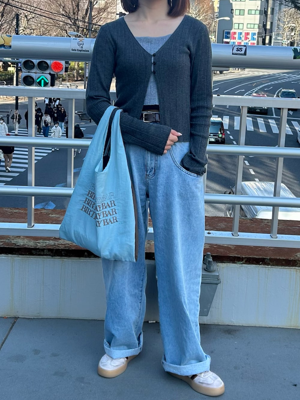 ブルー系のエコバッグ/サブバッグを着用したレディースの冬コーディネートの2枚目の写真