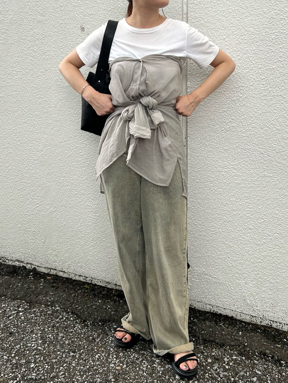 ブラック系のショルダーバッグ、ホワイト系のTシャツ/カットソー、グレー系のシャツ/ブラウスを着用したレディースの秋コーディネートの3枚目の写真