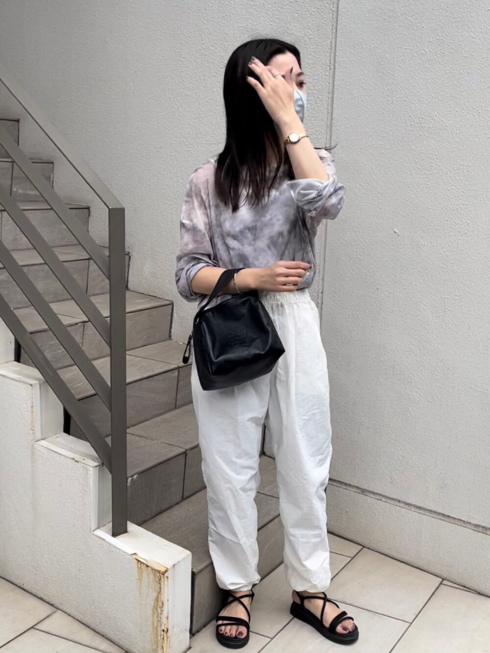 ブラック系のショルダーバッグ、グレー系のTシャツ/カットソー、ホワイト系のその他パンツを着用したレディースの夏コーディネートの3枚目の写真