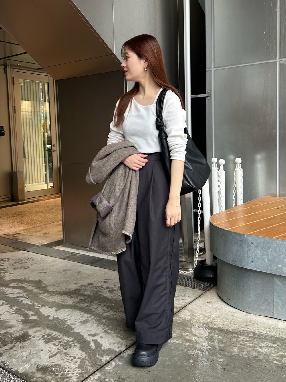 ブラック系のトートバッグを着用したレディースの夏コーディネートの4枚目の写真