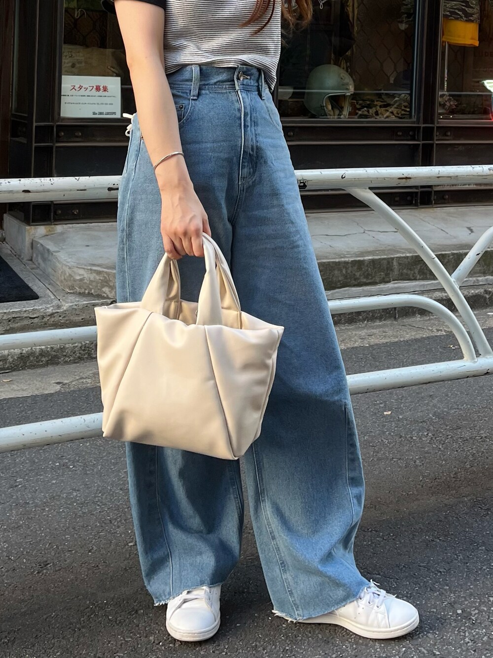 ホワイト系のTシャツ/カットソー、ホワイト系のスニーカー、ブルー系のデニムパンツを着用したレディースの夏コーディネートの2枚目の写真