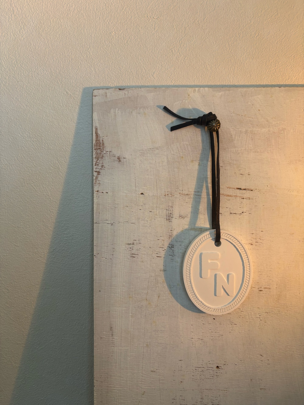 ベージュ系のルームフレグランス/お香を着用したレディースの春コーディネートの3枚目の写真