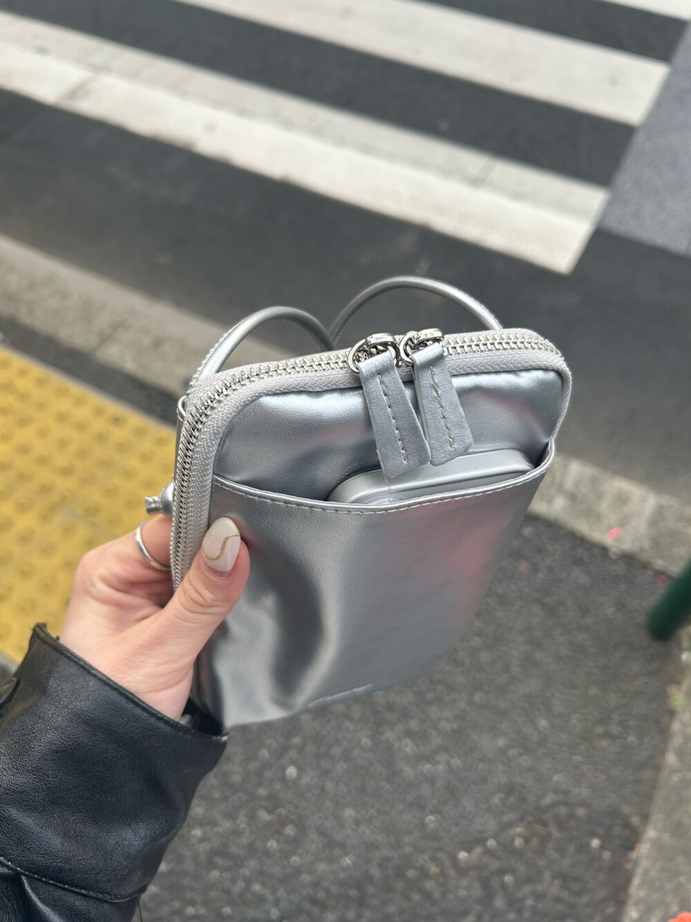 シルバー系のスマホグッズ、ブルー系のニットキャップ/ビーニーを着用したレディースの冬コーディネートの4枚目の写真