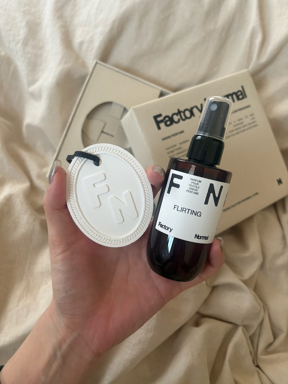 ベージュ系のルームフレグランス/お香を着用したレディースの春コーディネートの2枚目の写真