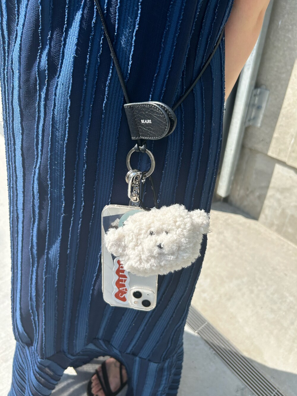 ブルー系のワンピース、ブラック系のスマホグッズ、ホワイト系のスマホグッズを着用したレディースの夏コーディネートの4枚目の写真