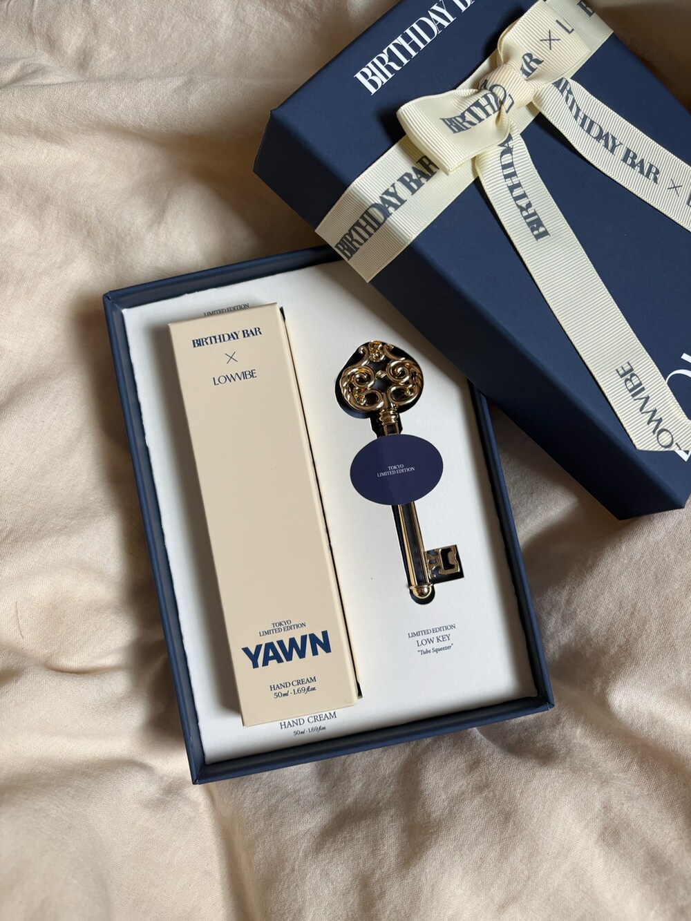 ブルー系のハンドケア/ハンドクリームを着用したレディースの春コーディネートの2枚目の写真