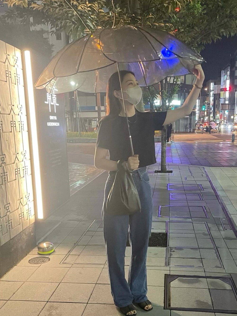 ブラック系のTシャツ/カットソー、ブルー系のデニムパンツ、ブラック系のサンダルを着用したレディースの夏コーディネートの2枚目の写真