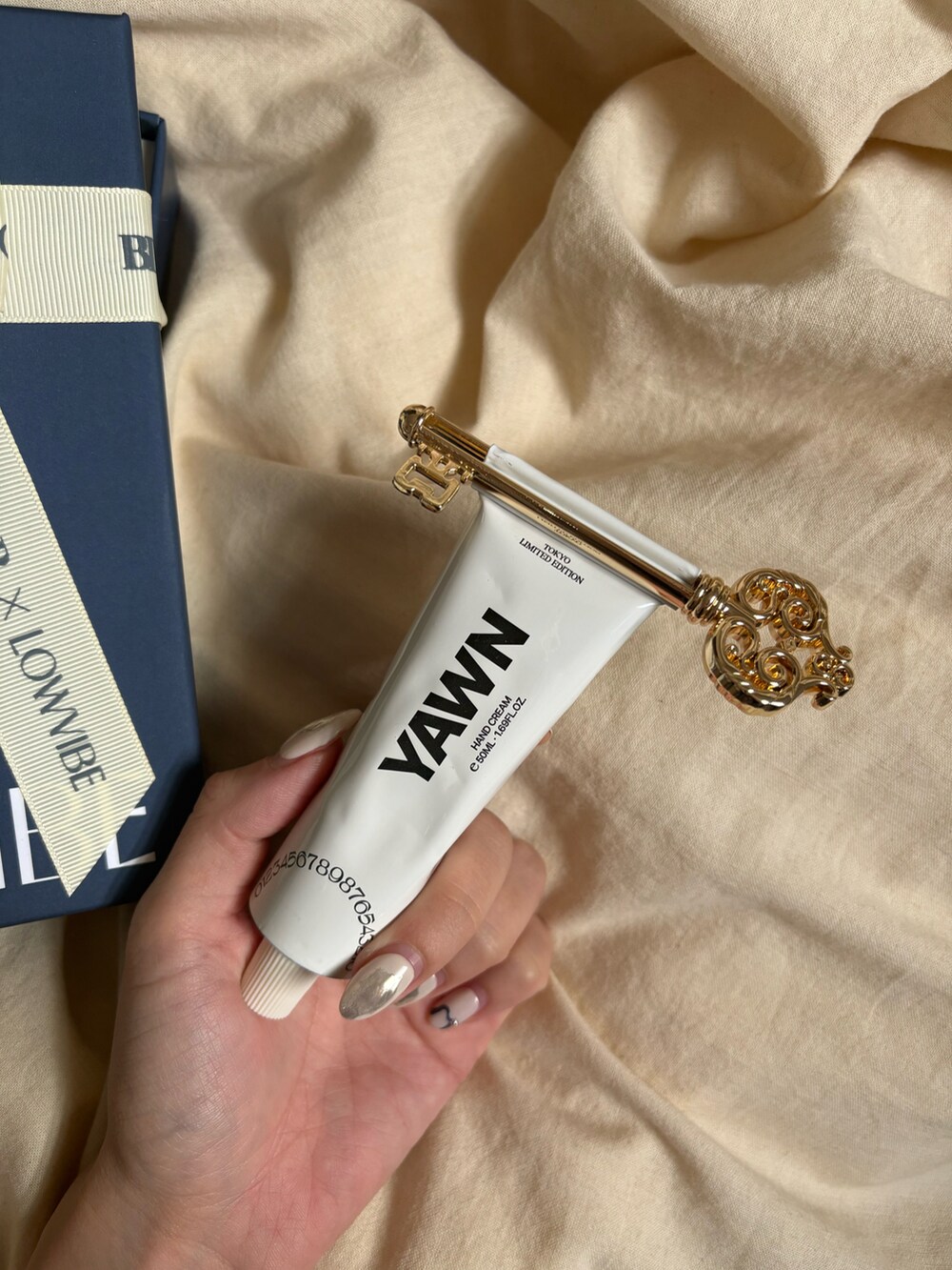 ブルー系のハンドケア/ハンドクリームを着用したレディースの春コーディネートの3枚目の写真