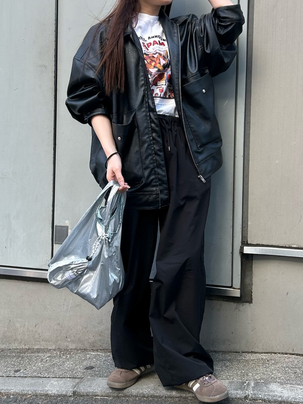 その他のTシャツ/カットソー、ブラック系のブルゾン、ブラック系のカーゴパンツを着用したレディースの春コーディネートの3枚目の写真