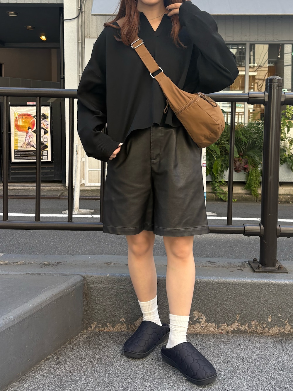 ブラック系のサンダル、イエロー系のショルダーバッグを着用したレディースの秋コーディネートの3枚目の写真