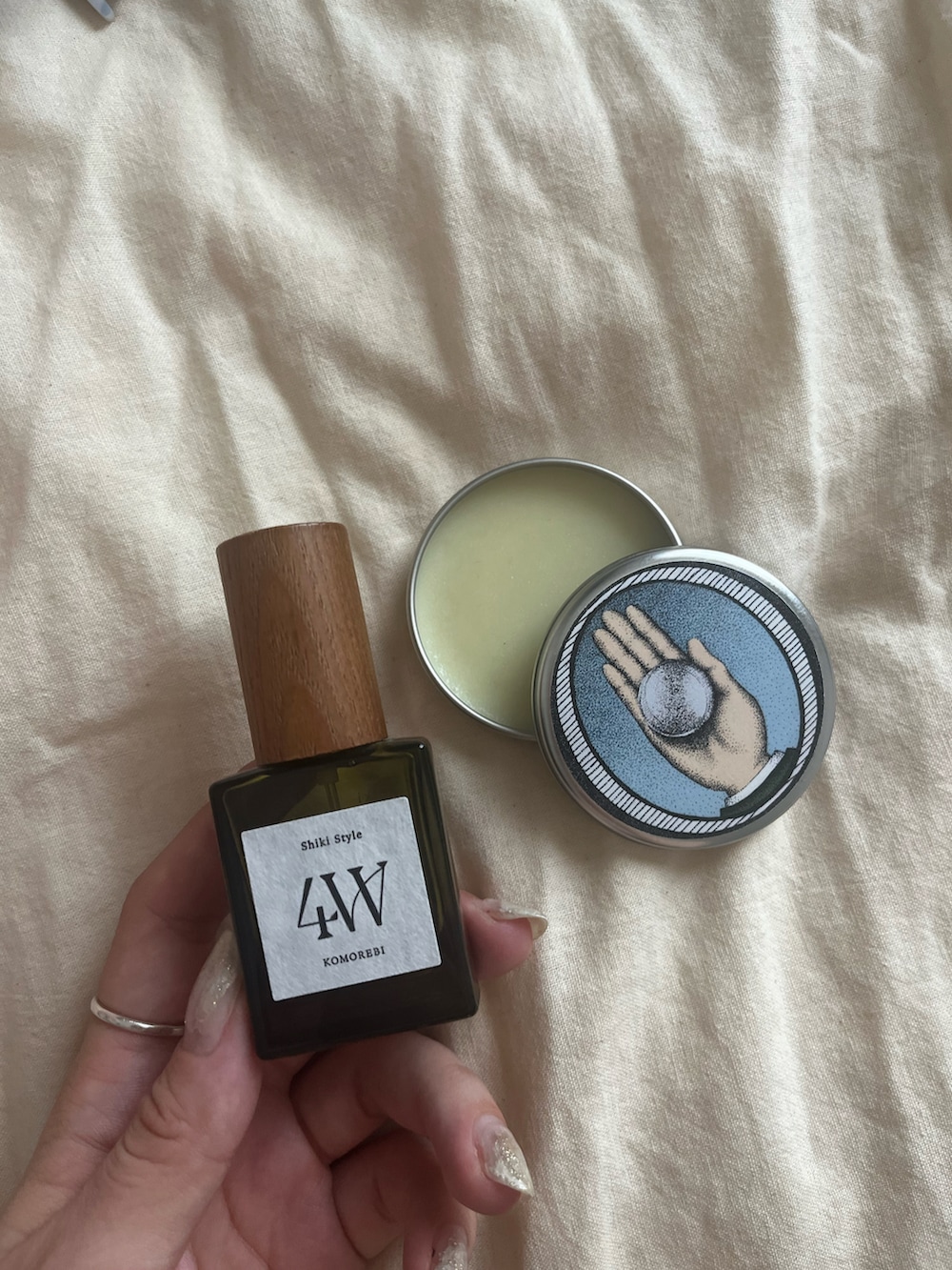 ブルー系のヘアオイル/ヘアミルク、その他の香水、ホワイト系のハンドケア/ハンドクリームを着用したレディースの夏コーディネートの4枚目の写真