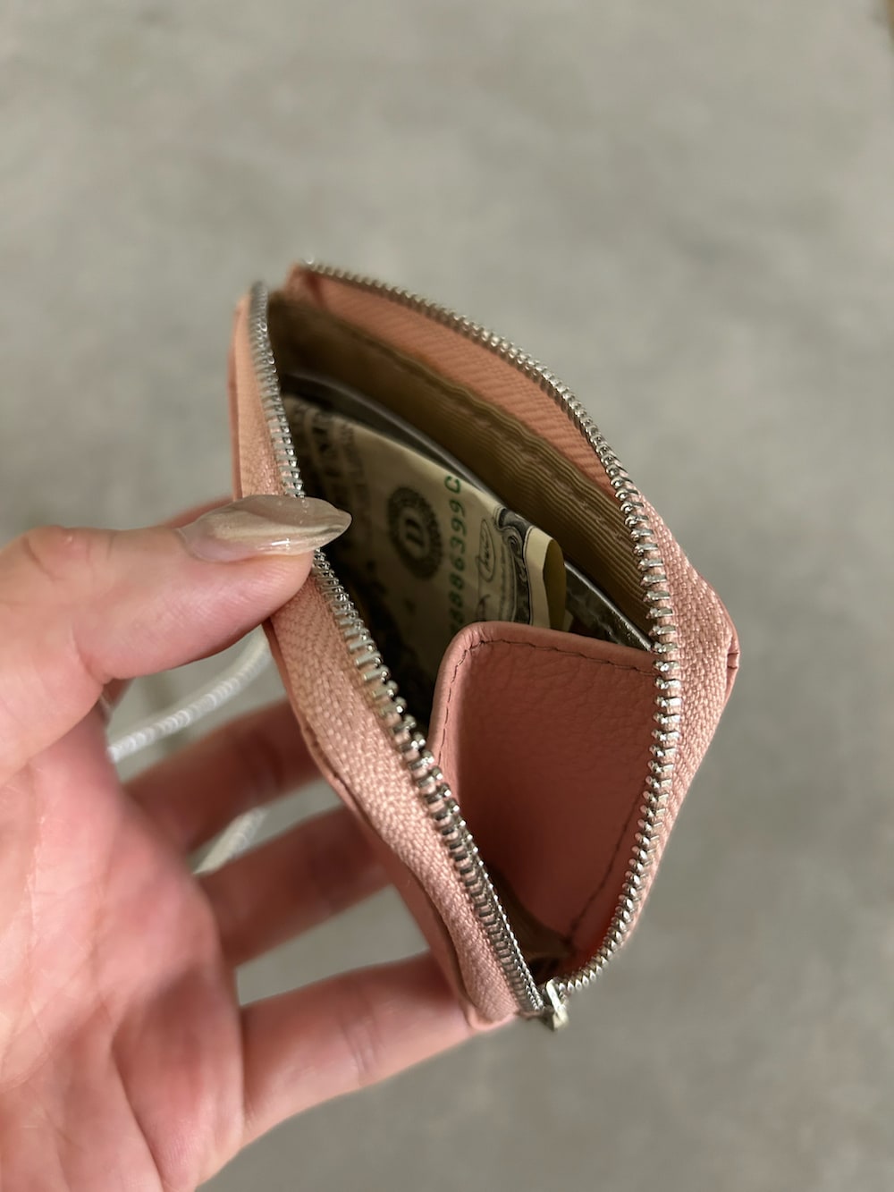 ピンク系の財布を着用したレディースの冬コーディネートの3枚目の写真