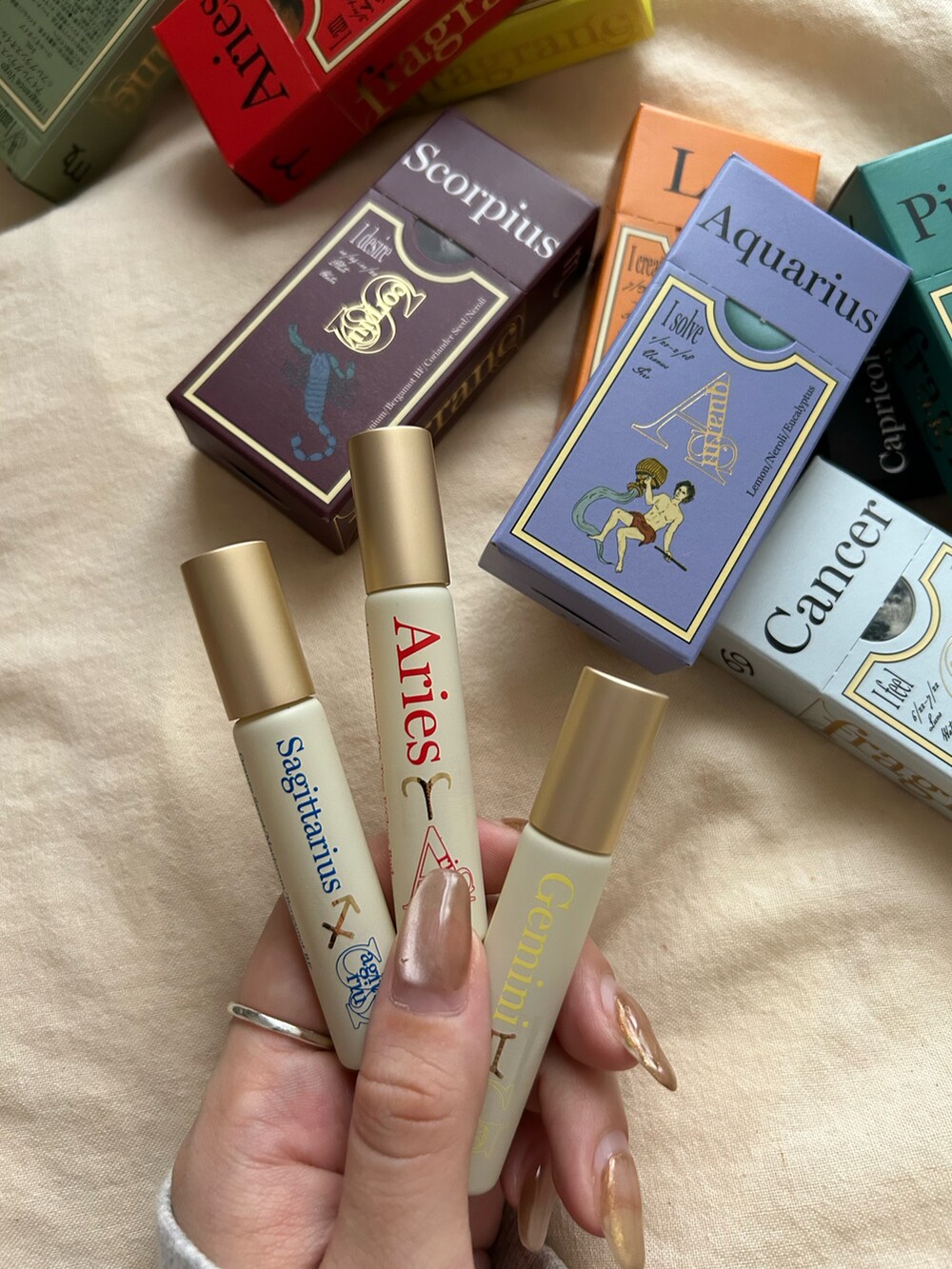 レッド系の香水を着用したレディースの秋コーディネートの2枚目の写真