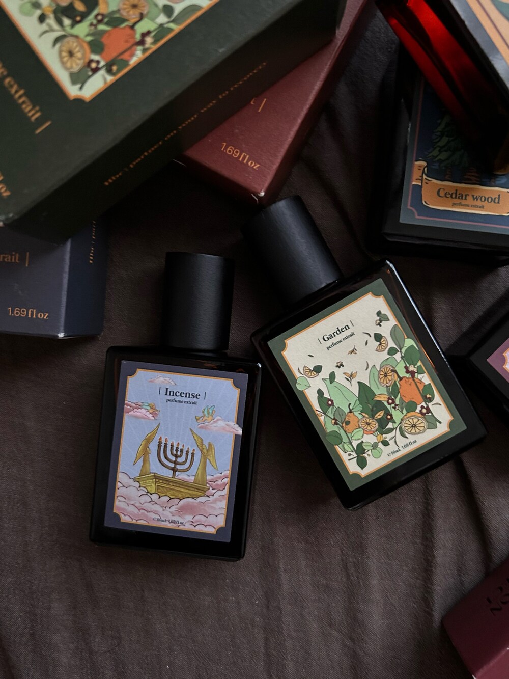 グリーン系の香水を着用したレディースの秋コーディネートの2枚目の写真