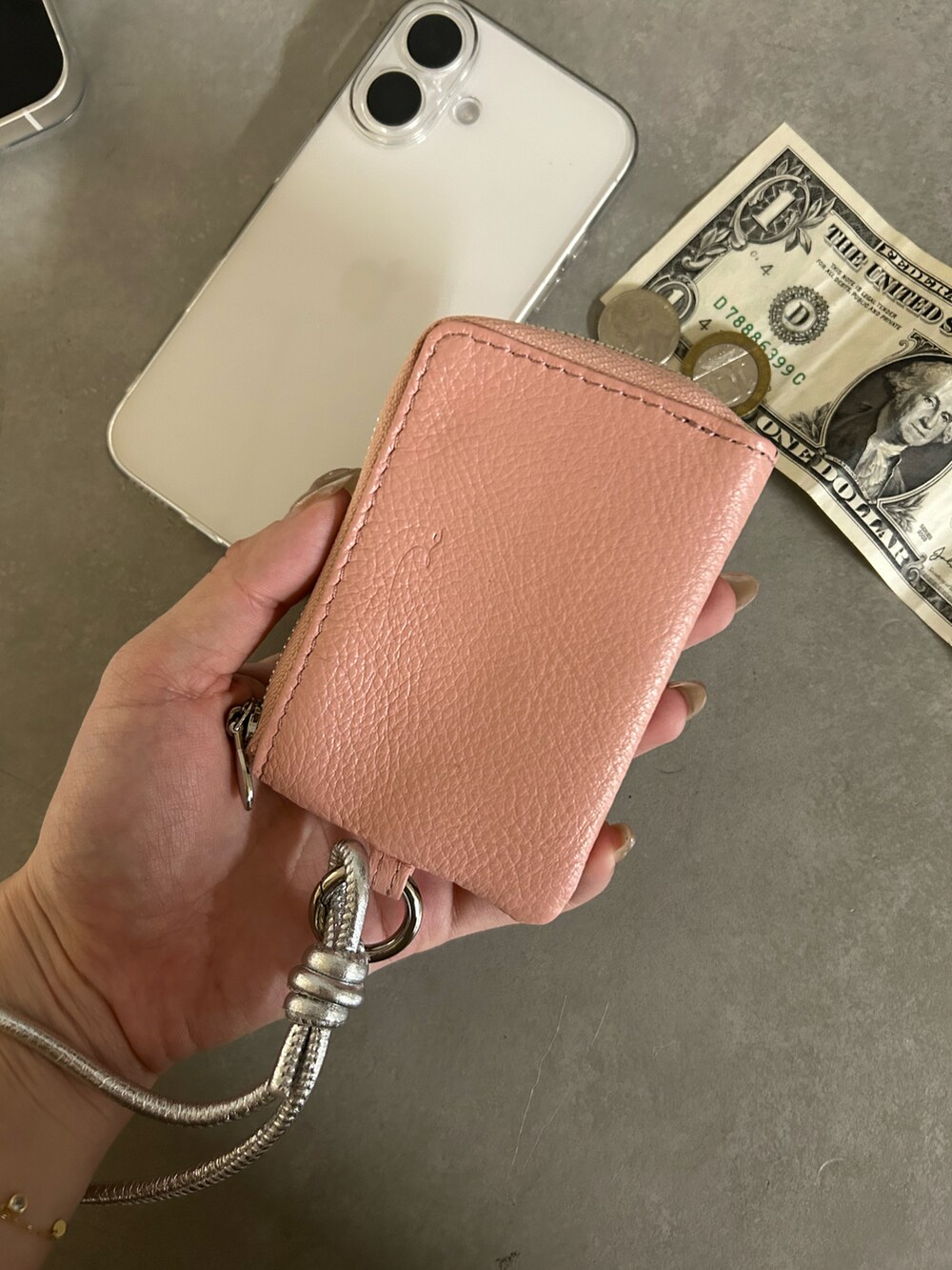 ピンク系の財布を着用したレディースの冬コーディネートの4枚目の写真