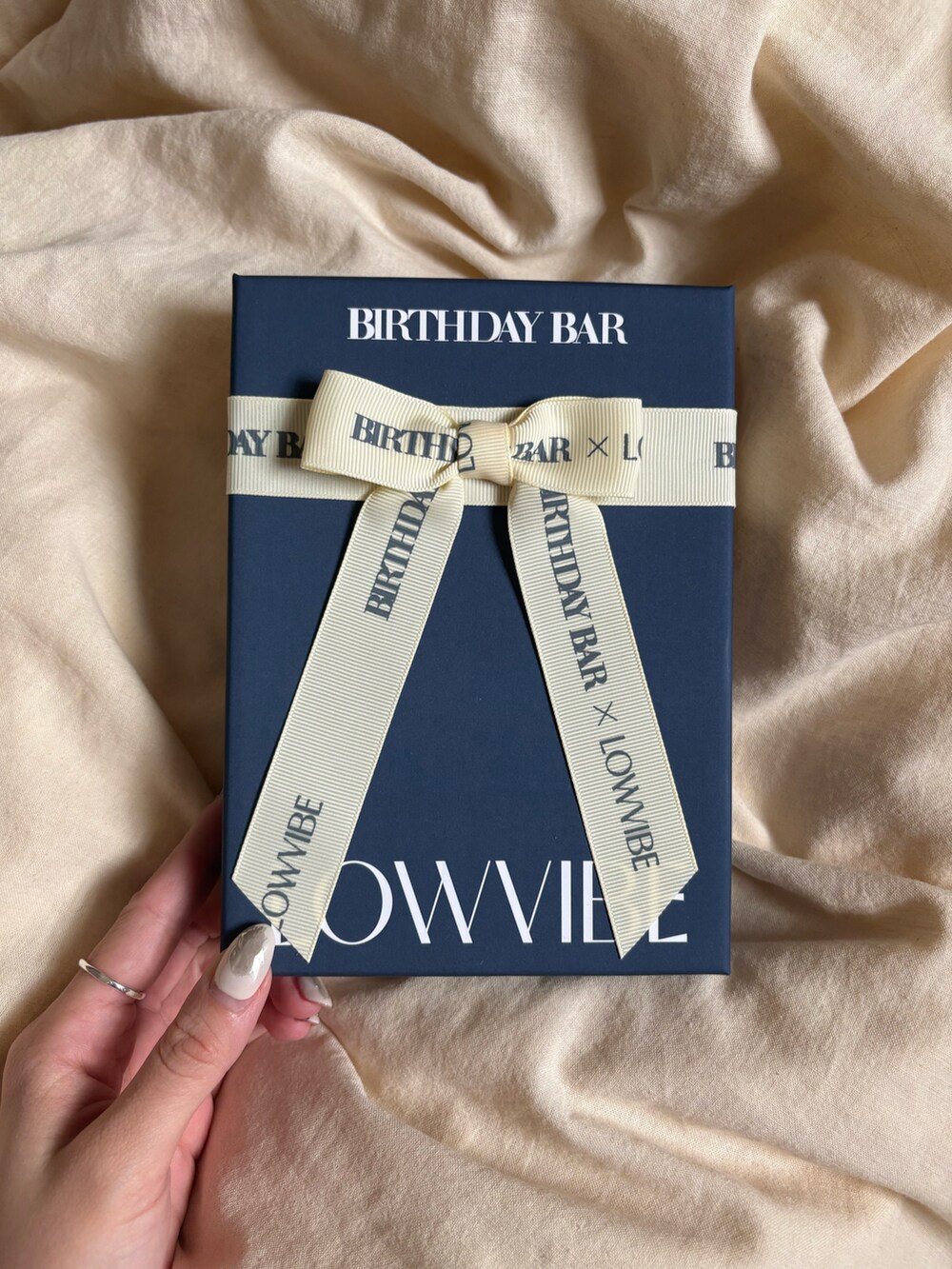 ブルー系のハンドケア/ハンドクリームを着用したレディースの春コーディネートの5枚目の写真