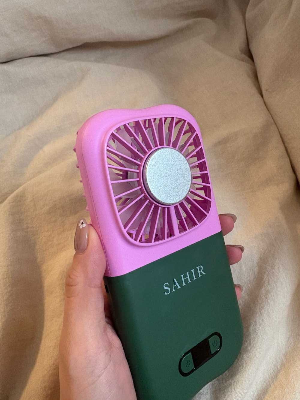 ピンク系の生活家電を着用したレディースの春コーディネートの3枚目の写真