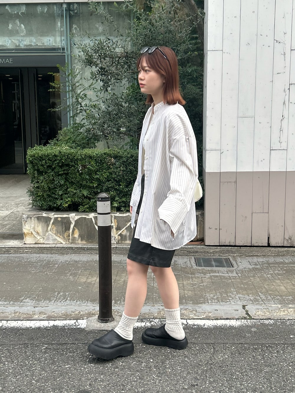 イエロー系のシャツ/ブラウスを着用したレディースの春コーディネートの2枚目の写真