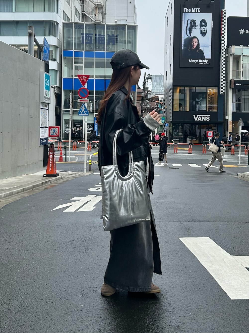 シルバー系のトートバッグ、ブラック系のブルゾン、グレー系のTシャツ/カットソーを着用したレディースの秋コーディネートの3枚目の写真
