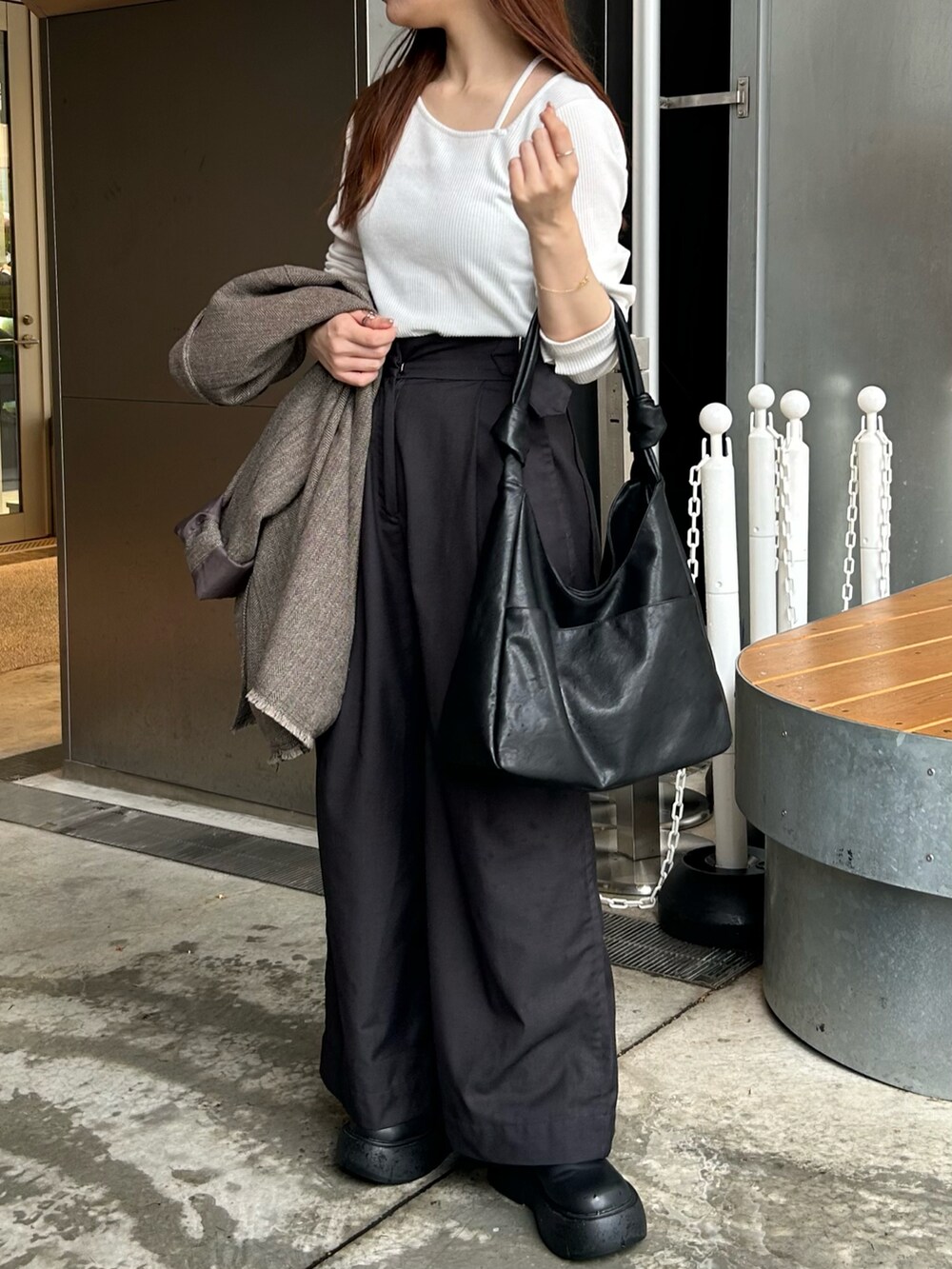 ブラック系のトートバッグを着用したレディースの夏コーディネートの3枚目の写真