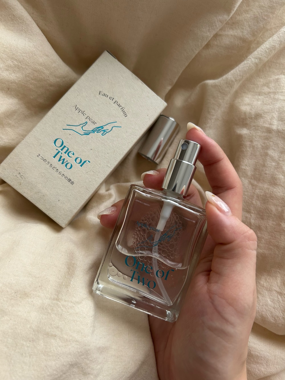 ブルー系の香水を着用したレディースの夏コーディネートの2枚目の写真