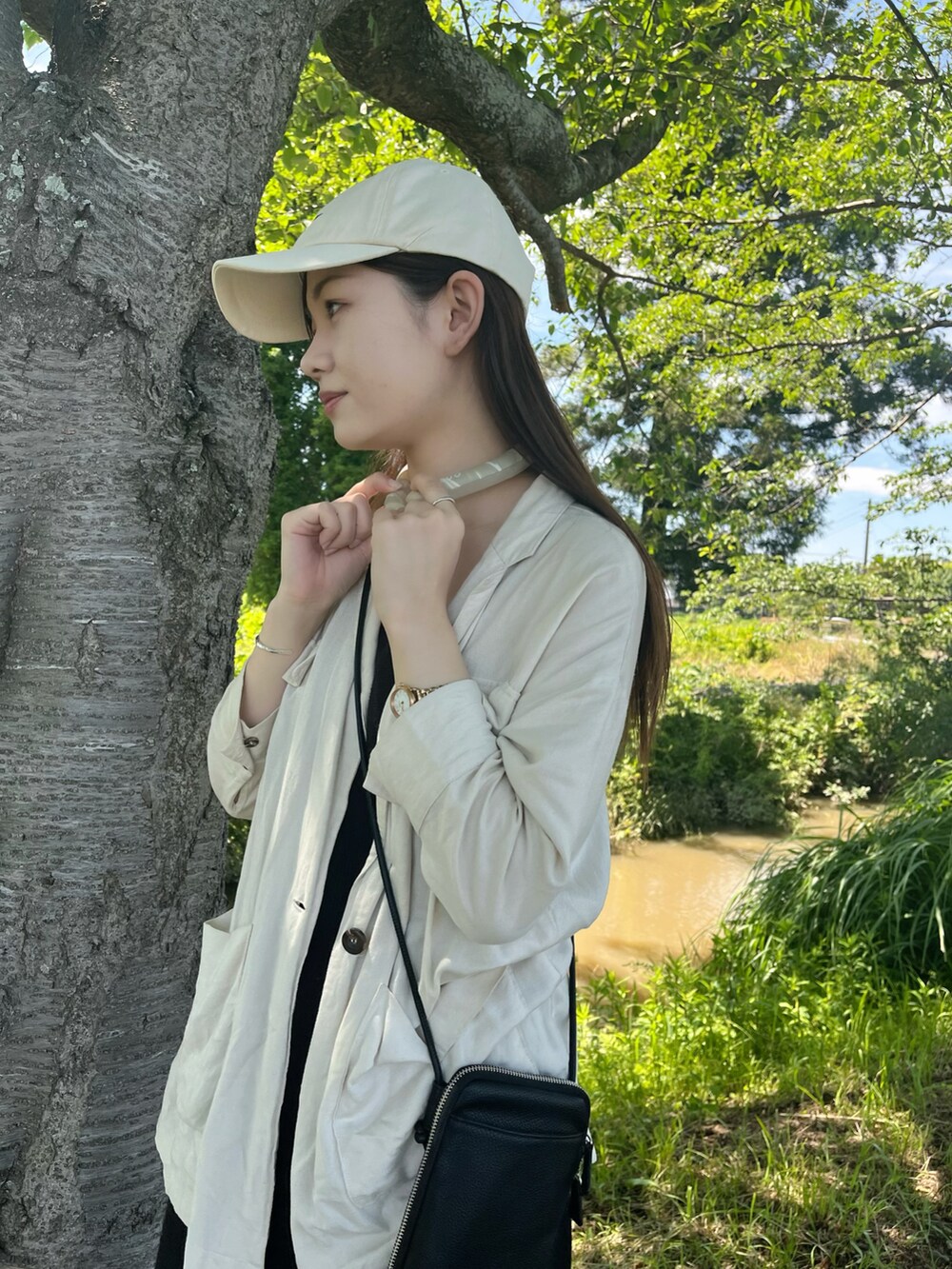 ベージュ系のアウトドアグッズを着用したレディースの夏コーディネートの2枚目の写真