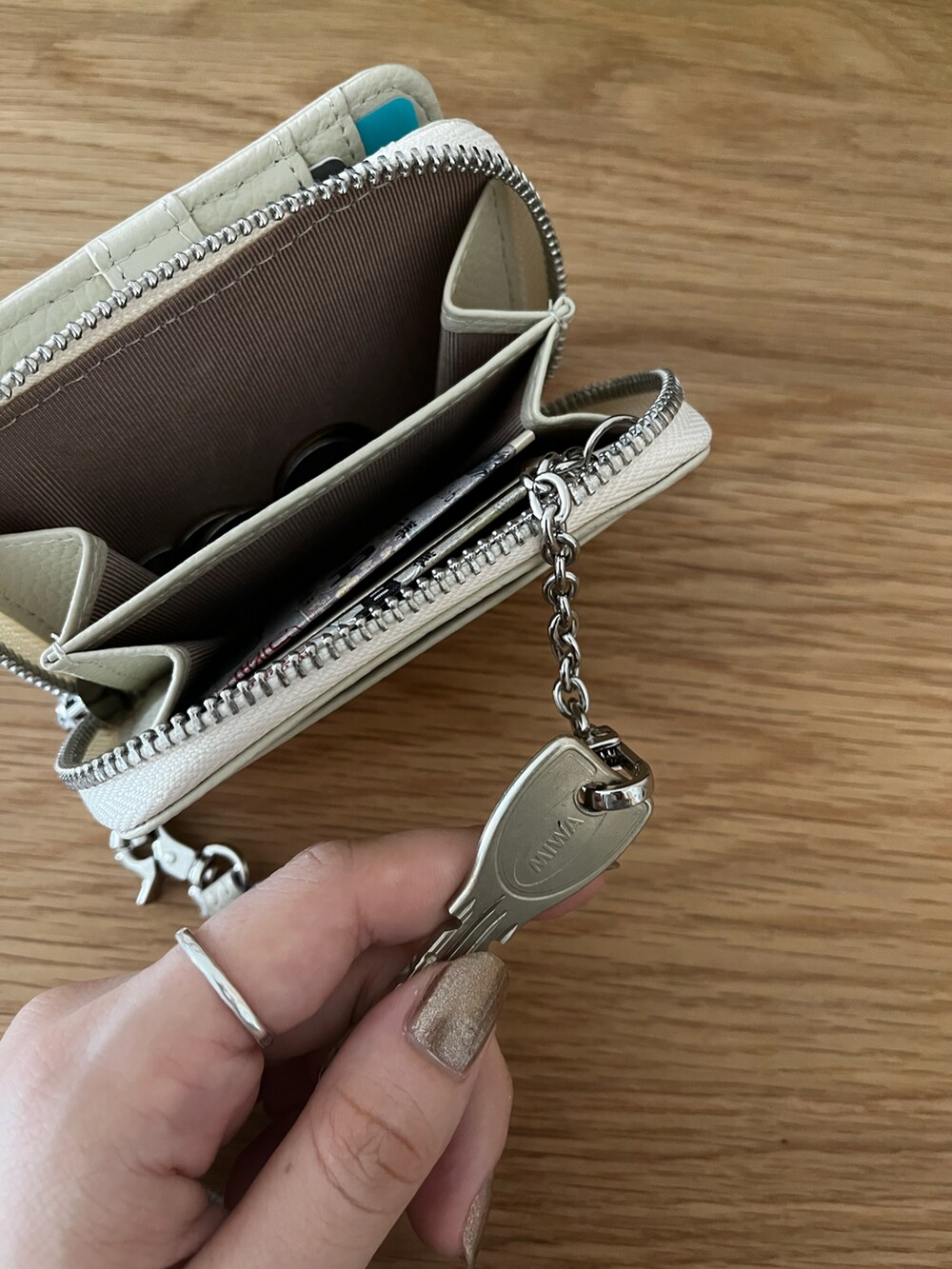 ホワイト系の財布を着用したレディースの秋コーディネートの4枚目の写真