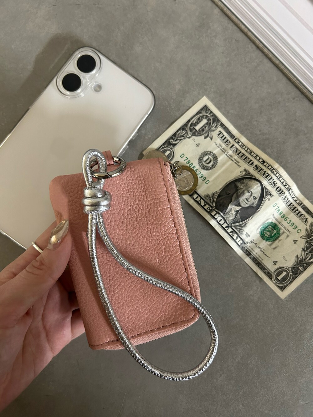 ピンク系の財布を着用したレディースの冬コーディネートの2枚目の写真