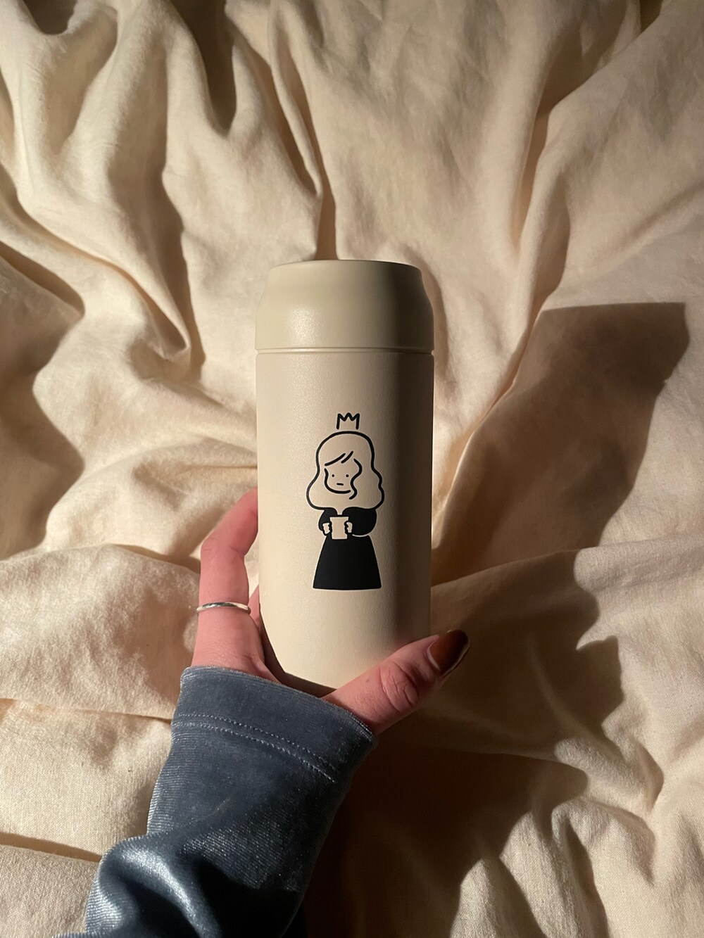 ベージュ系の水筒、ベージュ系のハンカチ/ハンドタオルを着用したレディースの春コーディネートの2枚目の写真