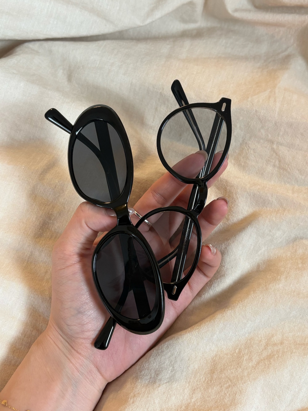 ブラック系のサングラスを着用したレディースの春コーディネートの2枚目の写真