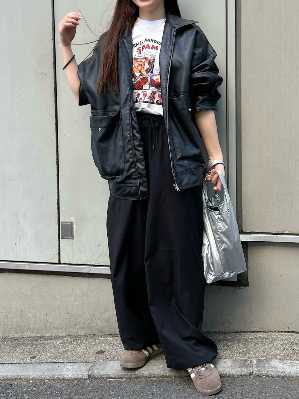 その他のTシャツ/カットソー、ブラック系のブルゾン、ブラック系のカーゴパンツを着用したレディースの春コーディネートの2枚目の写真