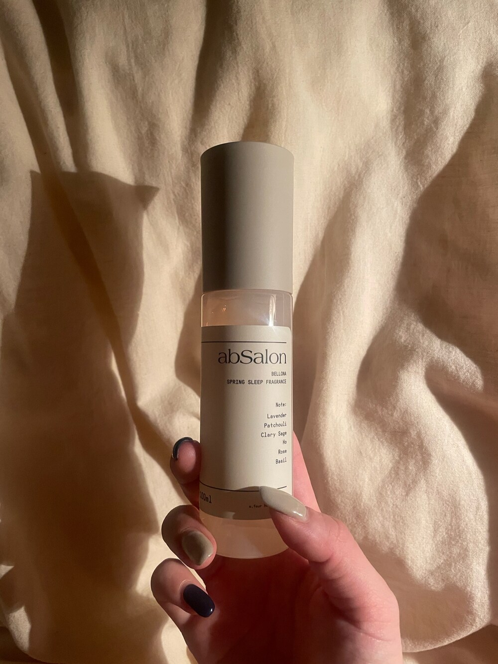 その他のフレグランスミストを着用したレディースの春コーディネートの2枚目の写真