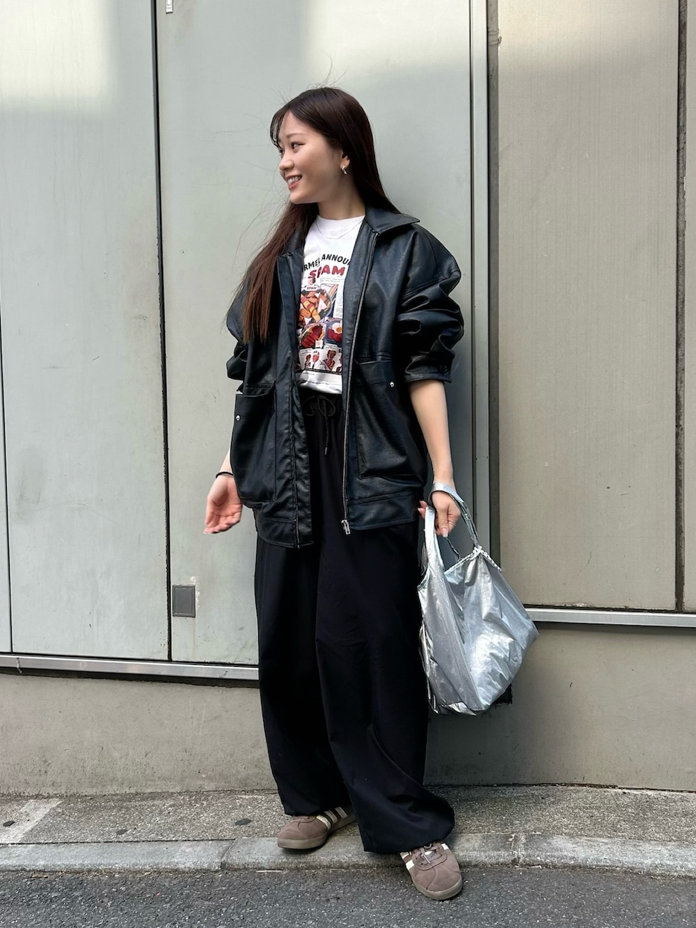 その他のTシャツ/カットソー、ブラック系のブルゾン、ブラック系のカーゴパンツを着用したレディースの春コーディネートの4枚目の写真