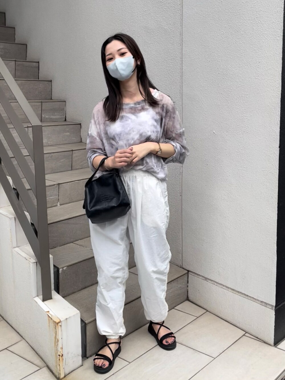 ブラック系のショルダーバッグ、グレー系のTシャツ/カットソー、ホワイト系のその他パンツを着用したレディースの夏コーディネートの2枚目の写真