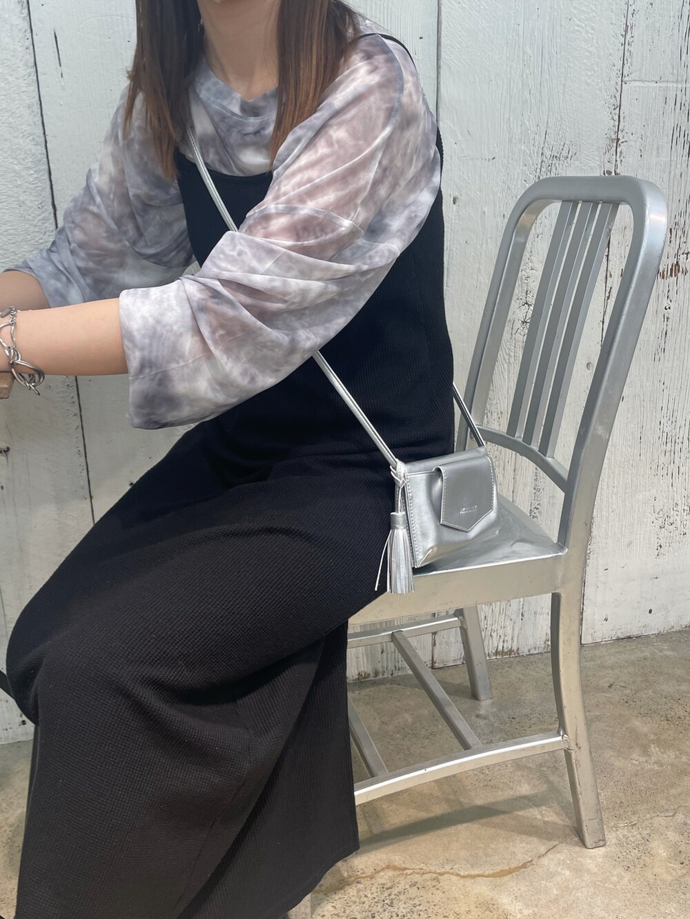 グレー系のTシャツ/カットソー、ブラック系のワンピース、シルバー系のショルダーバッグを着用したレディースの夏コーディネートの2枚目の写真