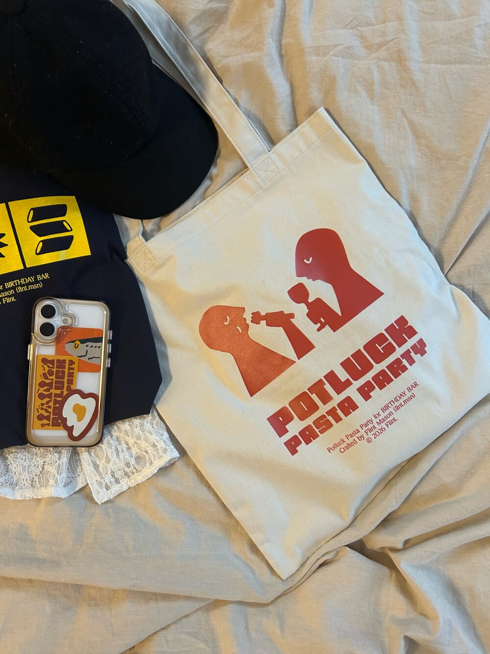 ブルー系のTシャツ/カットソー、ベージュ系のトートバッグを着用したレディースの春コーディネートの3枚目の写真