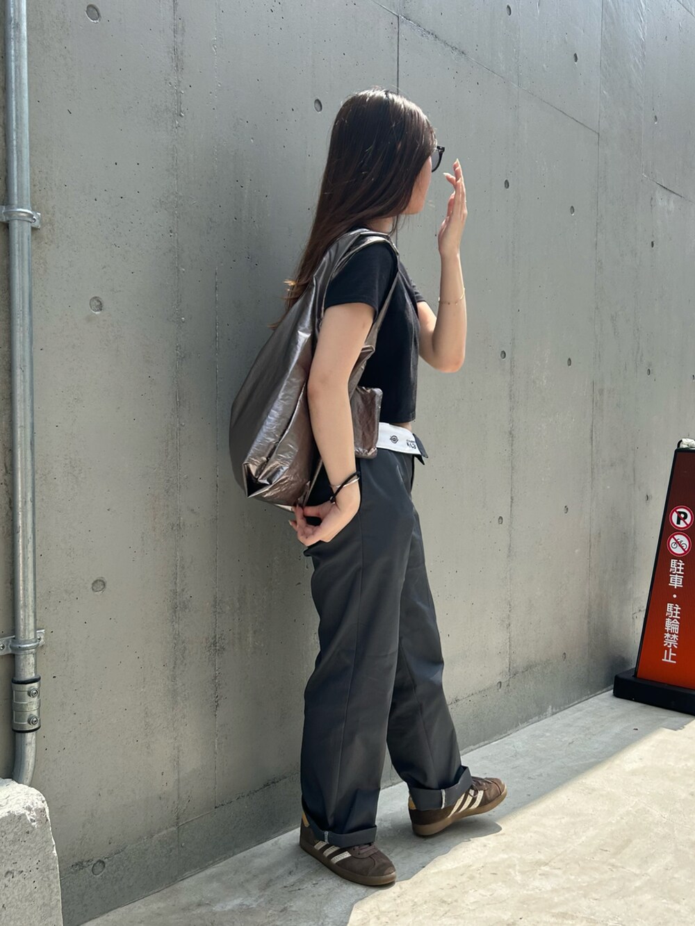 その他のエコバッグ/サブバッグ、グレー系のチノパンツ、ブラック系のTシャツ/カットソーを着用したレディースの夏コーディネートの2枚目の写真