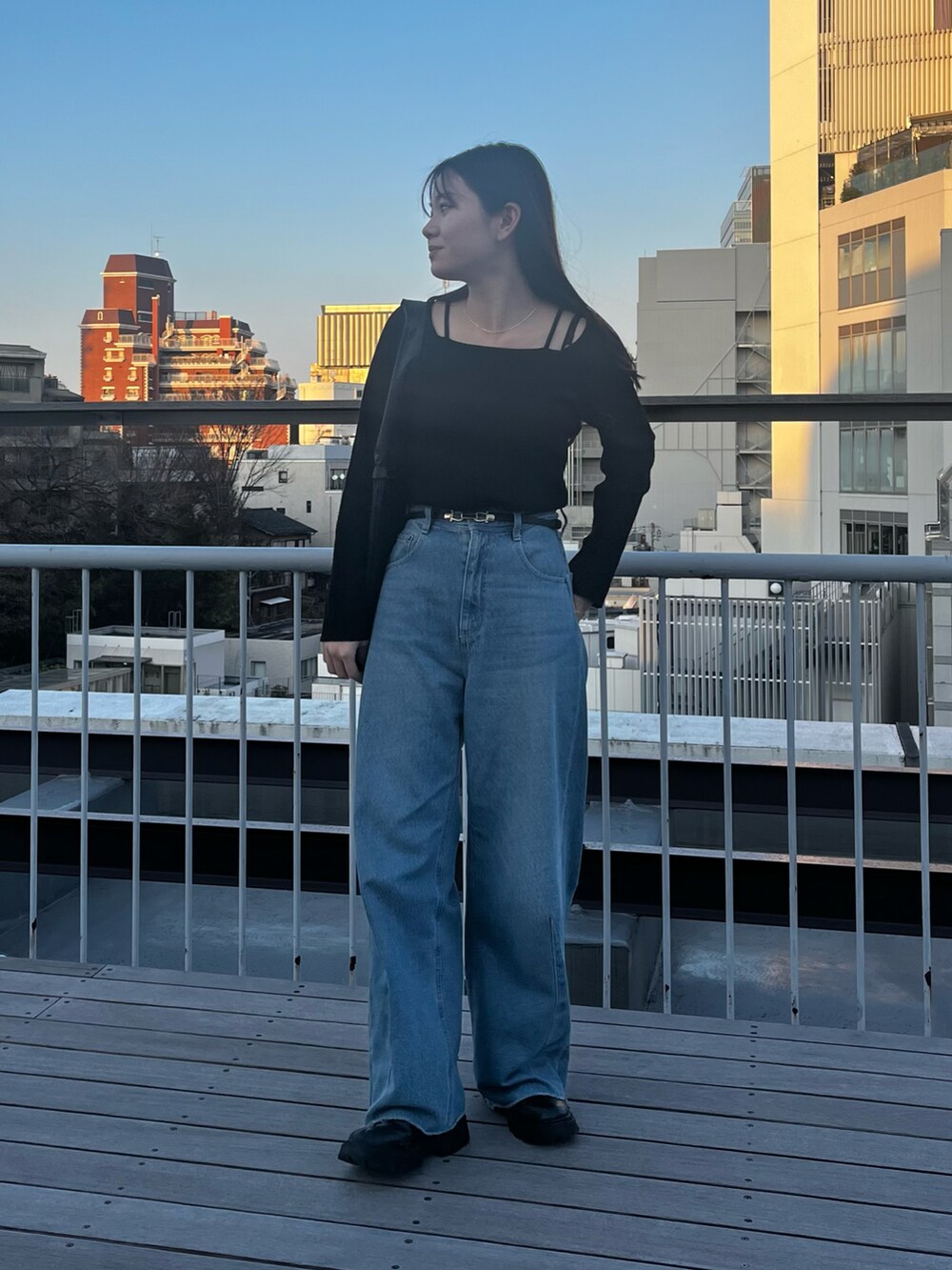 ブラック系のニット/セーター、ブルー系のデニムパンツ、ブラック系のトートバッグを着用したレディースの冬コーディネートの2枚目の写真