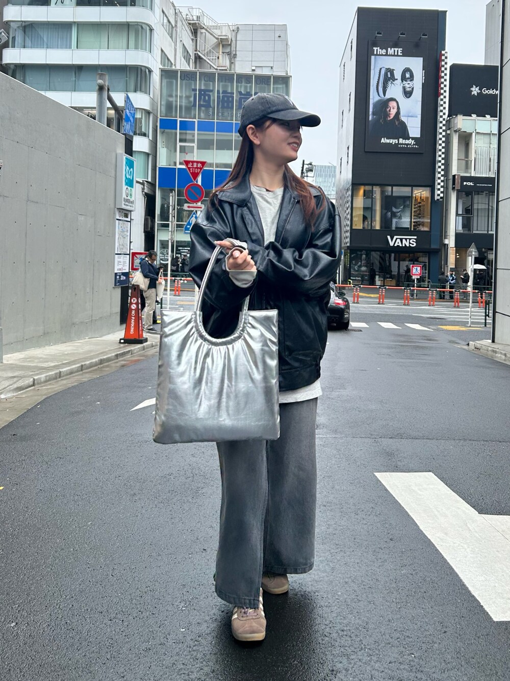 シルバー系のトートバッグ、ブラック系のブルゾン、グレー系のTシャツ/カットソーを着用したレディースの秋コーディネートの2枚目の写真