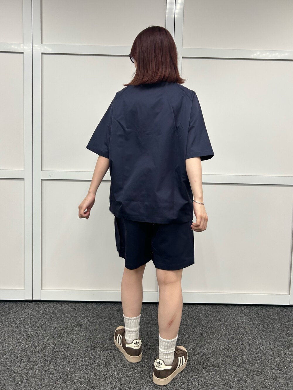 ブルー系のシャツ/ブラウス、ブルー系のその他パンツを着用したレディースの春コーディネートの2枚目の写真