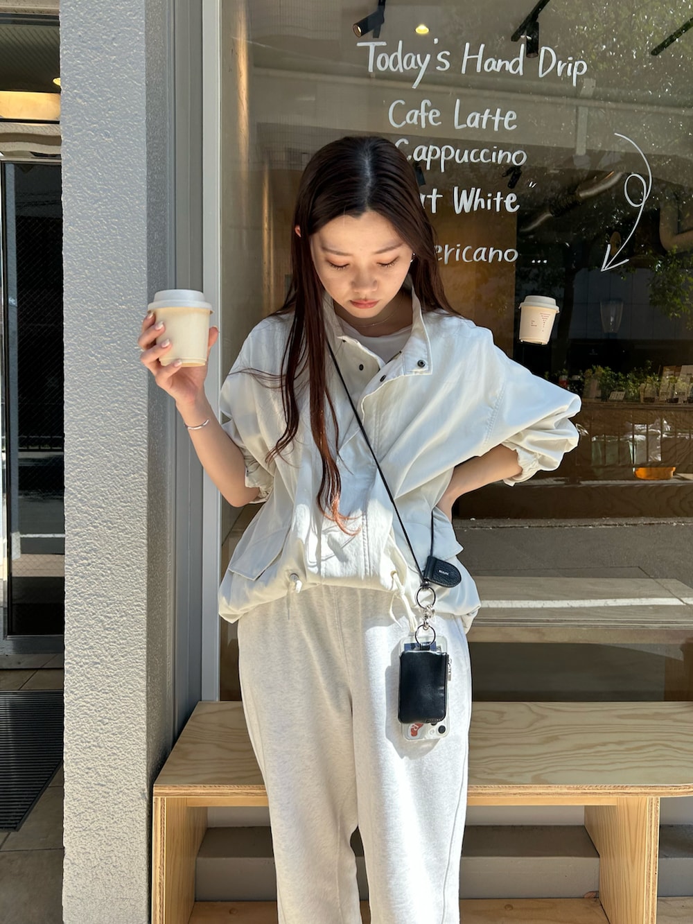 「春のおしゃ見えテクニック、春コーデ、マウンテンパーカー、スウェットパンツ、スニーカー、スニーカーコーデ、adidas、ワントーンコーデ、パンツスタイル、大人カジュアル、カジュアル、スポーツミックス、休日コーデ、BIRTHDAY BAR、スマホショルダー」｜「Beau'reの本革マルチホルダーストラップ（スマホグッズ、ブラック系）」を使った、ririkaさん（レディース・158cm）の春コーディネートの2枚目の写真